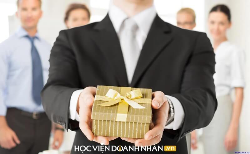 Học nghệ thuật tặng quà “đỉnh cao” từ các thương hiệu hàng đầu thế giới: Chiến lược “Tặng thứ mà có tiền khách hàng cũng không thể mua được”