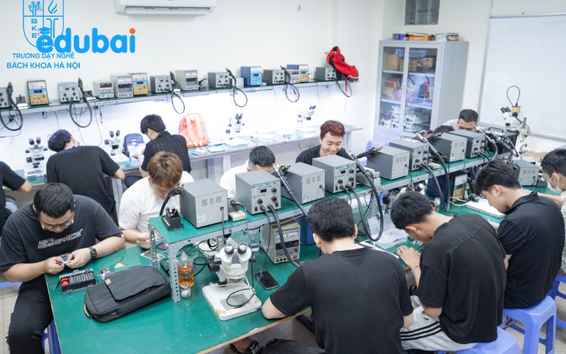 Học viên được thực hành trên thiết bị, máy móc thật