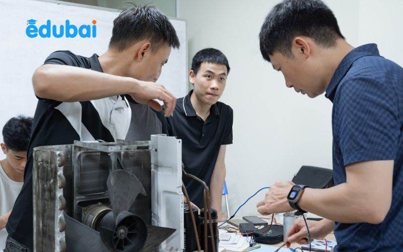 Học viên đang thực hành sửa chữa điều hòa tại lớp kỹ thuật điện lạnh