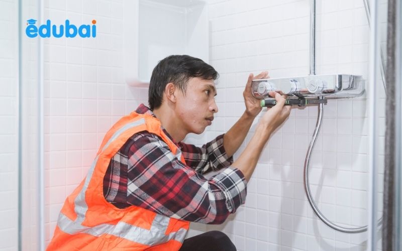 Học viên tham gia khóa đào tạo nghề bài bản tại trung tâm, kết hợp lý thuyết và thực hành