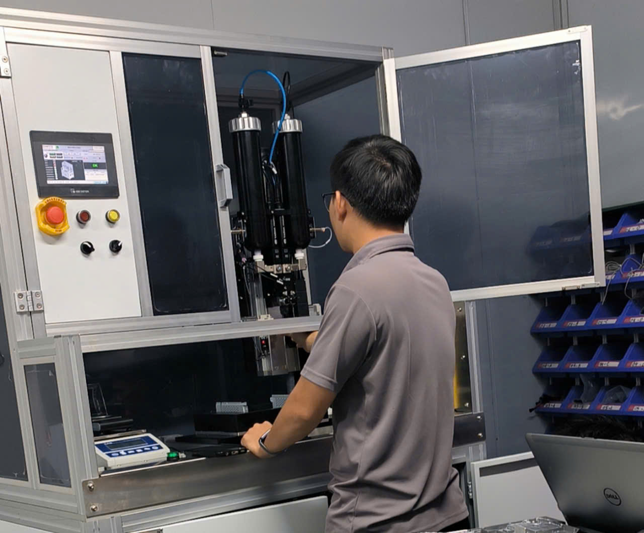 Máy điểm keo tự động.