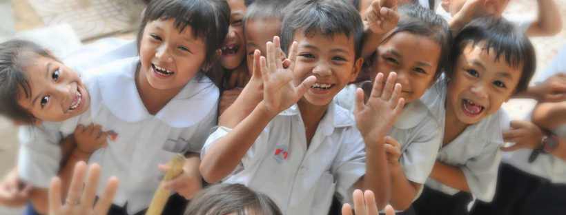 Trẻ em cười vui vẻ tham gia lớp học cảm xúc