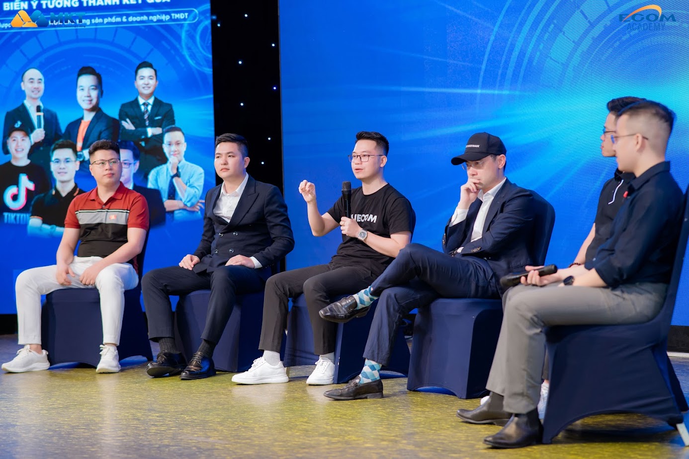 Anh Văn Chính - CEO Ecom Academy cùng các diễn giả chia sẻ định hướng ứng dụng trí tuệ nhân tạo trong kinh doanh trực tuyến.