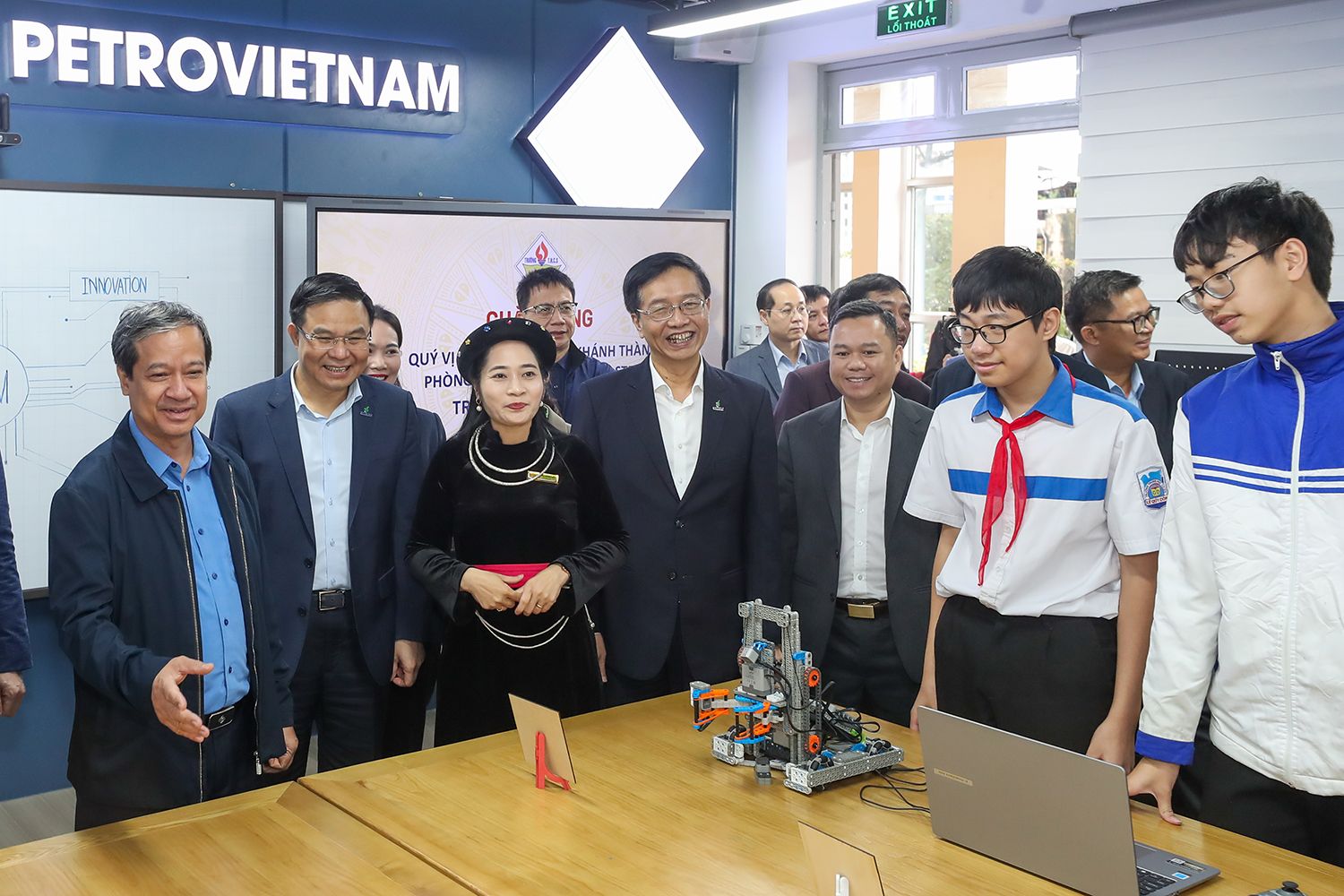 Mang STEM vào lớp học Robotics
                