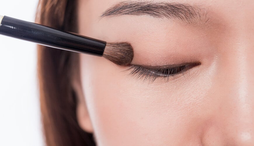 Kẻ eyeliner xong có cần phủ phấn không?