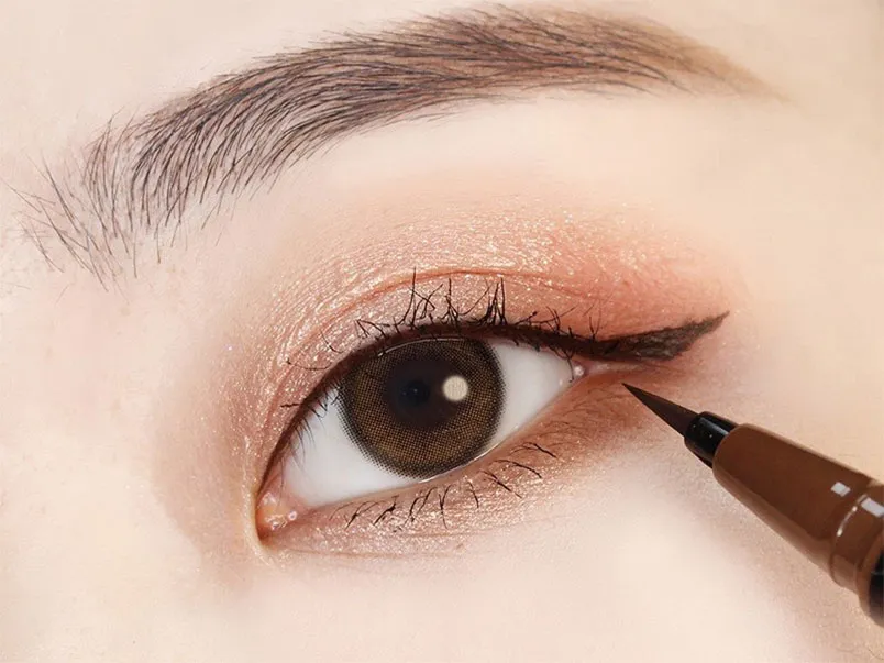 Chuẩn bị mí mắt đúng cách Kẻ eyeliner