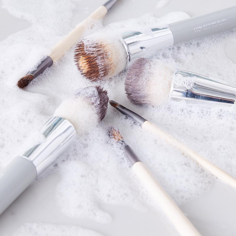 Cách Vệ Sinh Bộ Cọ Trang Điểm Tại Nhà Sạch Như Mới