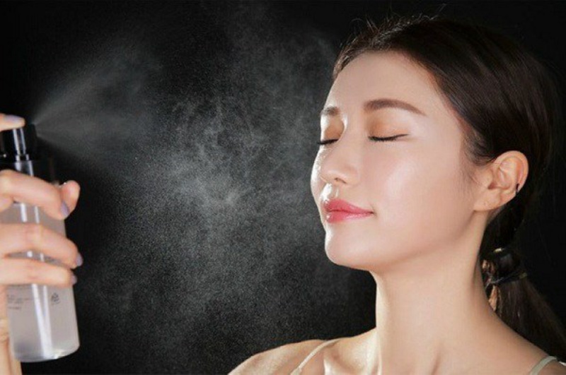 Makeup Cho Da Khô Vào Mùa Lạnh  - Xịt cố định